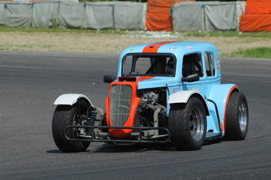 Race Simulation with Real Race Cars for Groups