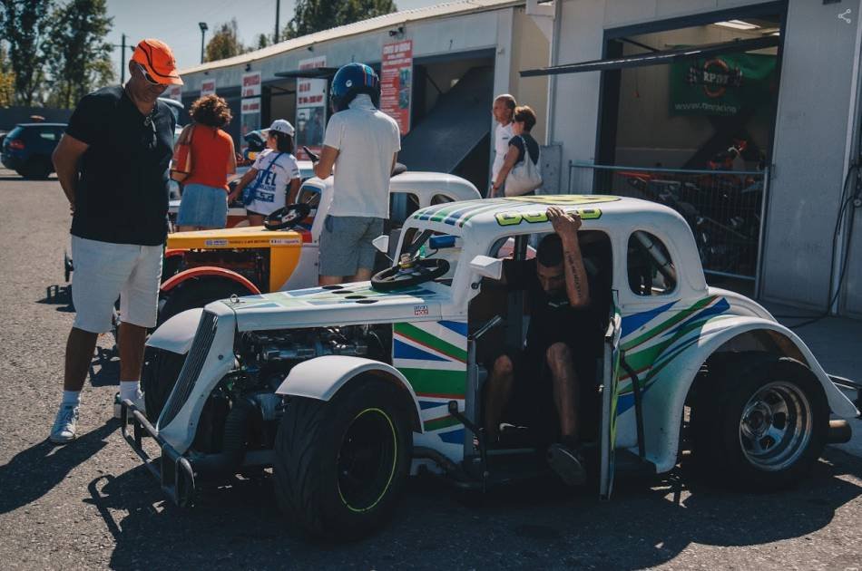Race Simulation with Real Race Cars for Groups