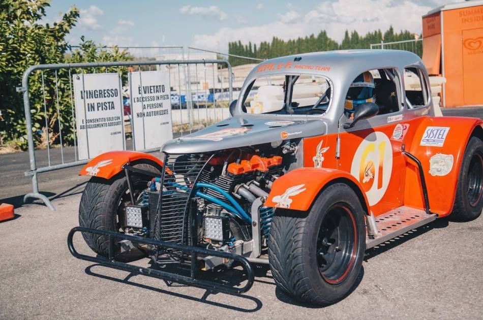 Race Simulation with Real Race Cars for Groups