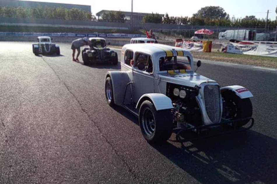 Race Simulation with Real Race Cars for Groups