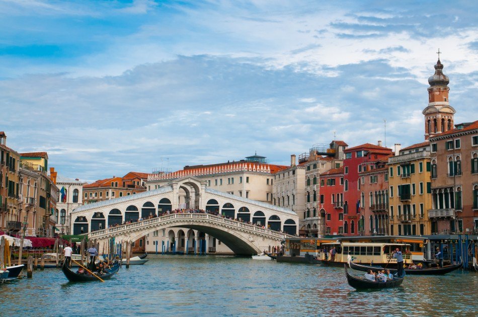 Relax on a Gondola Ride and a Walking Tour to Discover Venice