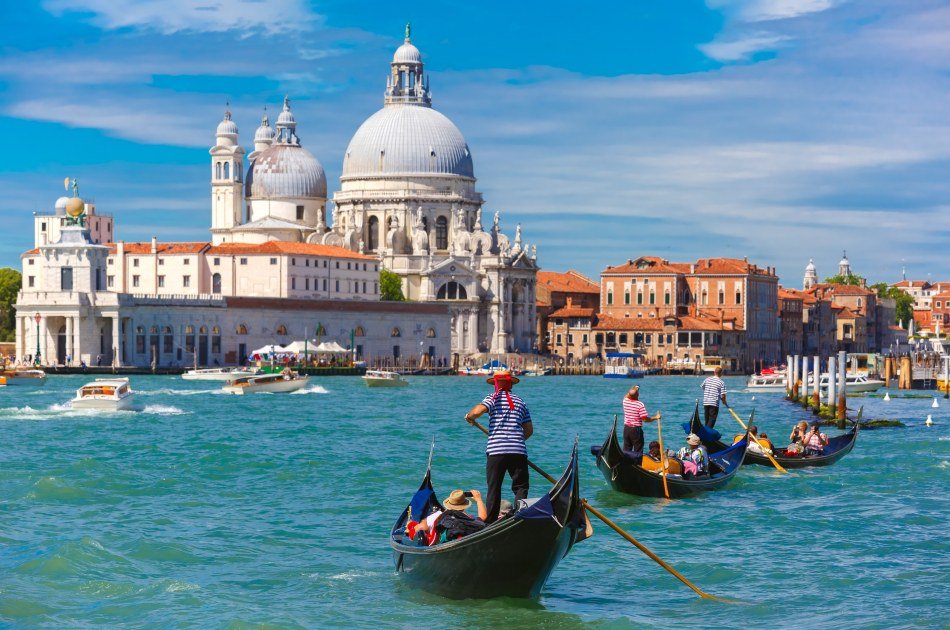 Relax on a Gondola Ride and a Walking Tour to Discover Venice