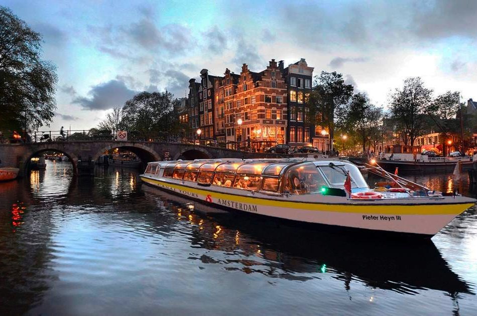 Cosy Evening Canal Cruise Amsterdam 