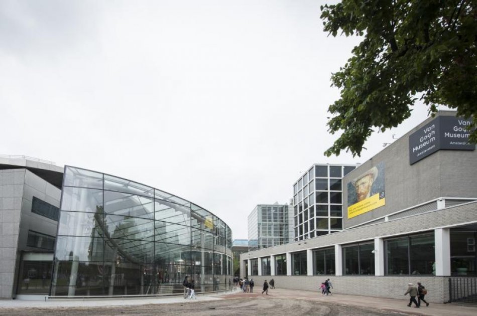 Enjoy A City Canal Cruise  With A Snack Box & Van Gogh Museum