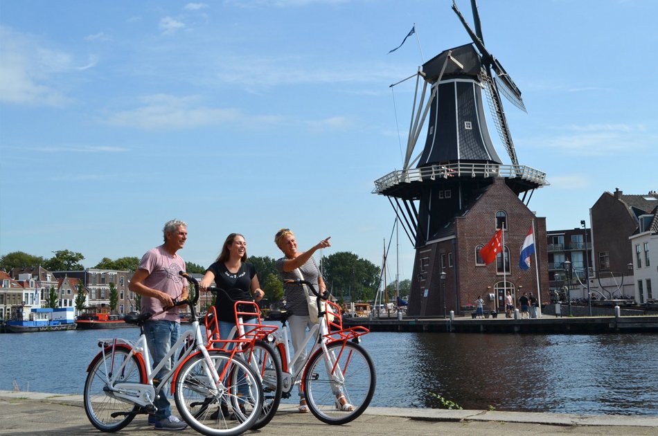 Guided City Bike Group Tour in Haarlem