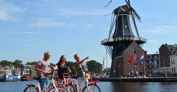 Guided City Bike Group Tour in Haarlem