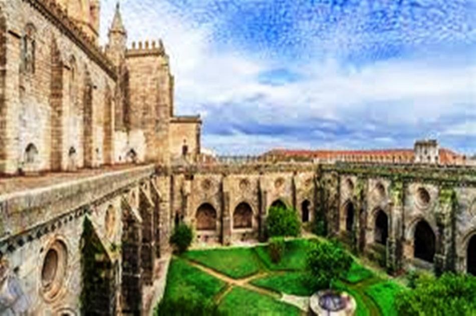Day Trip to Evora (UNESCO World Heritage) with Lunch from Lisbon