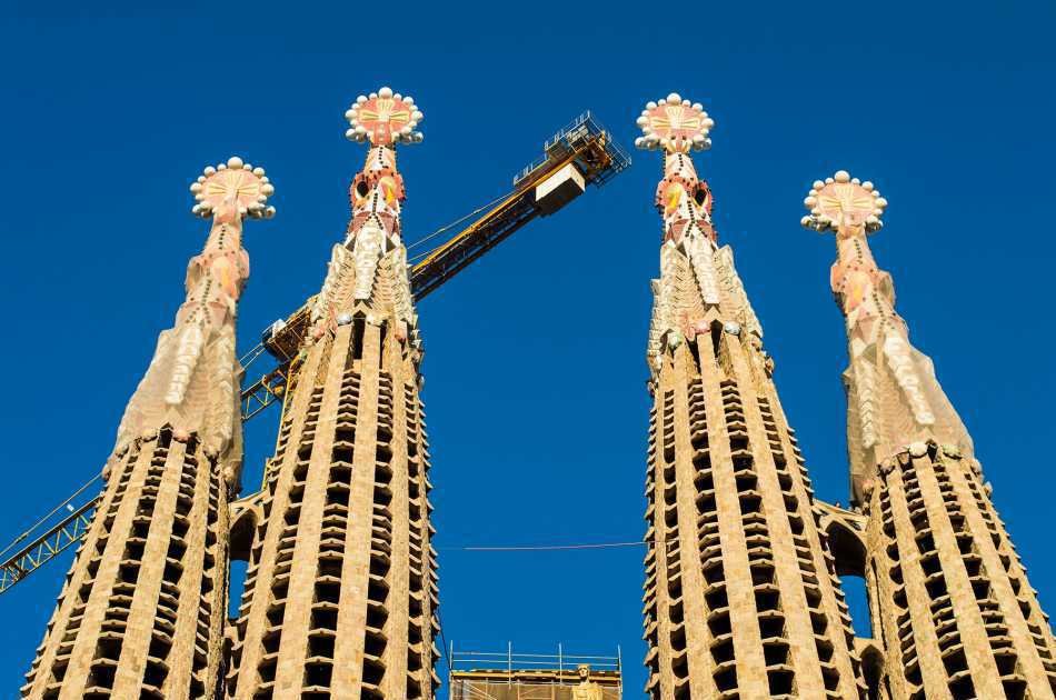 Private Walking Skip the Line Sagrada Familia Tour With Independent Interior Visit