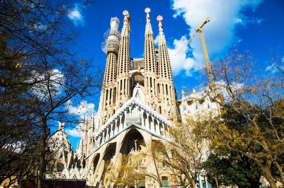 Private Walking Skip the Line Sagrada Familia Tour With Independent Interior Visit