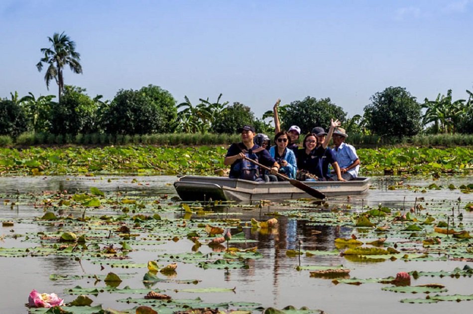 A Sightseeing Boat Trip of the Khlong Mahasawat Canal