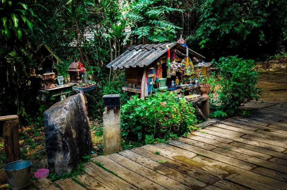 Explore the Bua Tong Waterfall