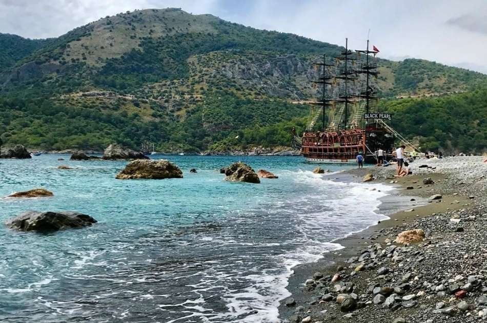 Mix History with Sandy Beaches On This Aegean Flavours Tour