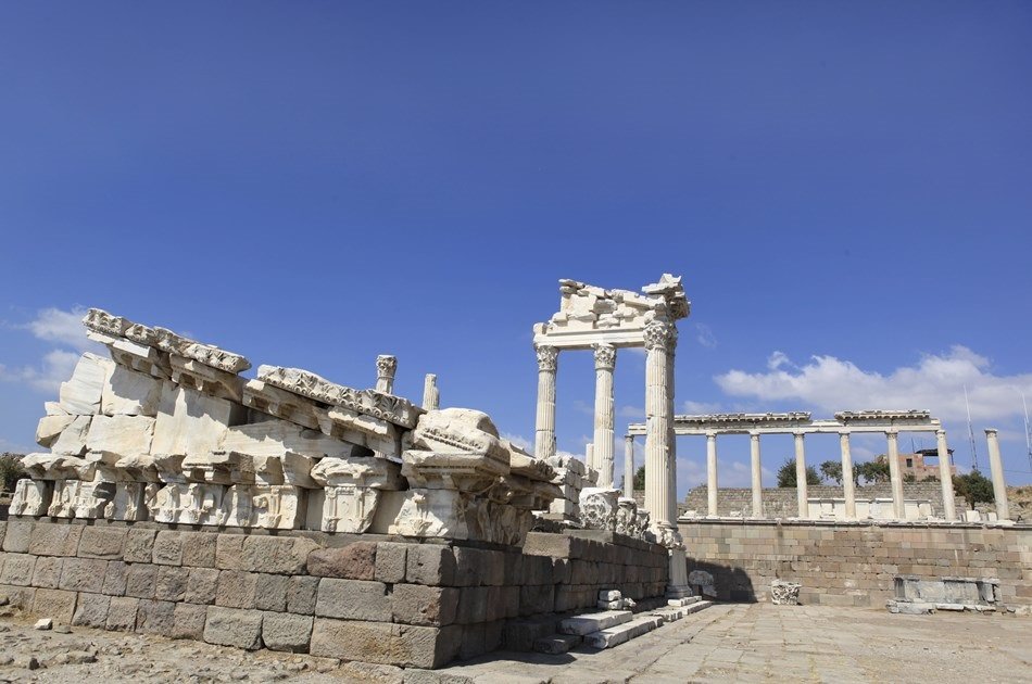 Private Pergamum Acropolis and Asclepion Tour in Bergama From Izmir