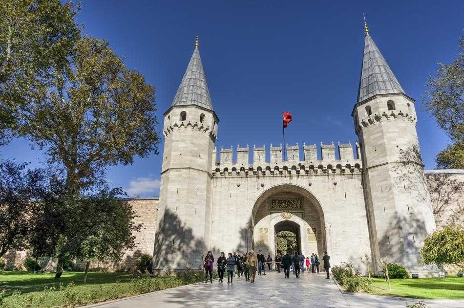 Visit 2 Continents on a Bosphorus Cruise Full-Day Istanbul Tour with Lunch