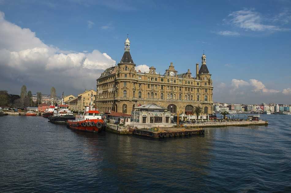 Visit 2 Continents on a Bosphorus Cruise Full-Day Istanbul Tour with Lunch