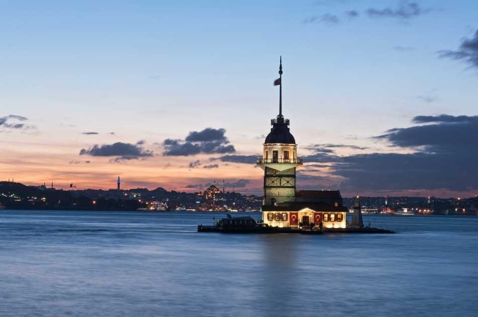 Visit 2 Continents on a Bosphorus Cruise Full-Day Istanbul Tour with Lunch