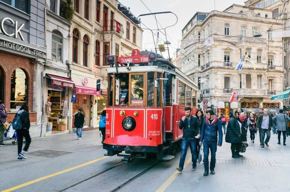 Visit 2 Continents on a Bosphorus Cruise Full-Day Istanbul Tour with Lunch