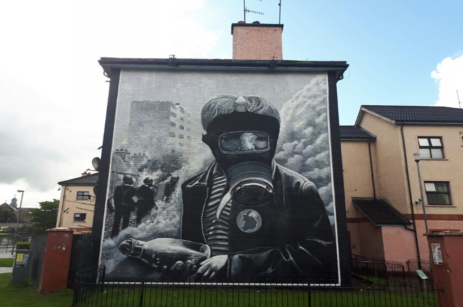 Bloody Sunday and Bogside Murals Private Walking Tour in Derry