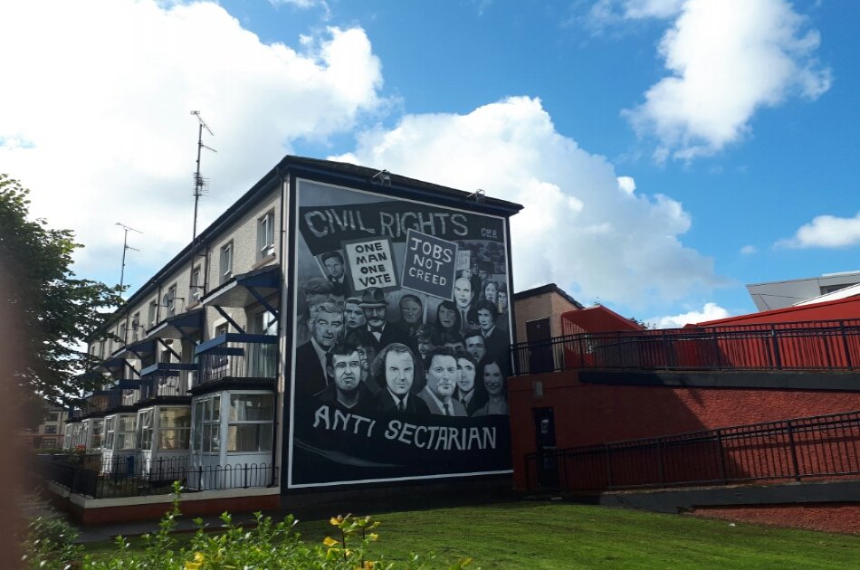 Bloody Sunday and Bogside Murals Private Walking Tour in Derry