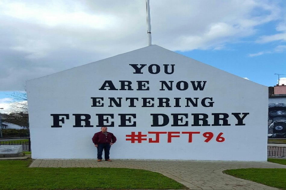 Bloody Sunday and Bogside Murals Private Walking Tour in Derry