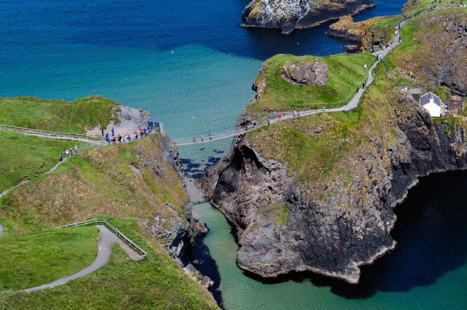 Giant’s Causeway and Titanic Experience or Touring Exhibition from Belfast port