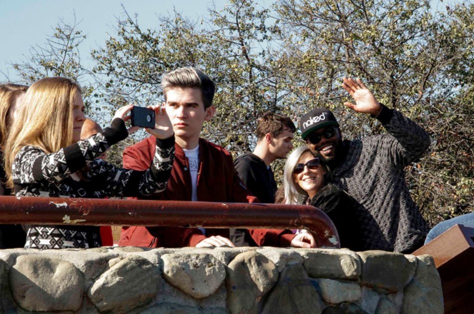 Experience the Winding Hollywood Hills on an Open Bus Tour