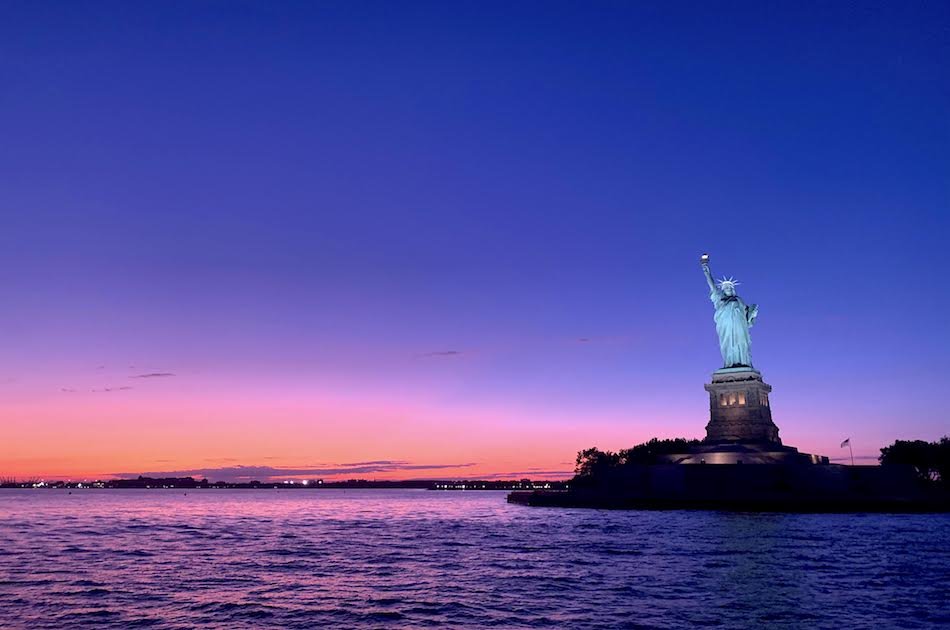 Private Luxury Sailing Tour: Champagne & Outdoor Dining by the Statue of Liberty