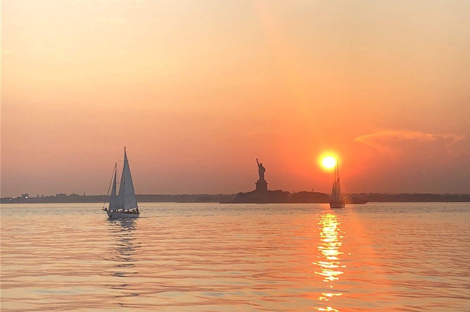 Private Luxury Sailing Tour: Champagne & Outdoor Dining by the Statue of Liberty