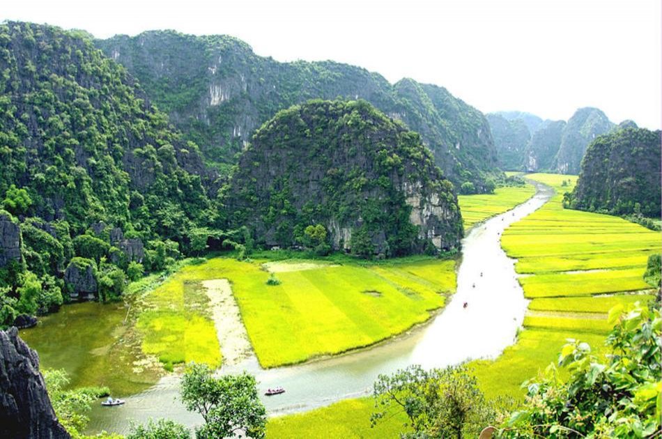 Best North Vietnam 5 days Tour from Hanoi to Halong Bay