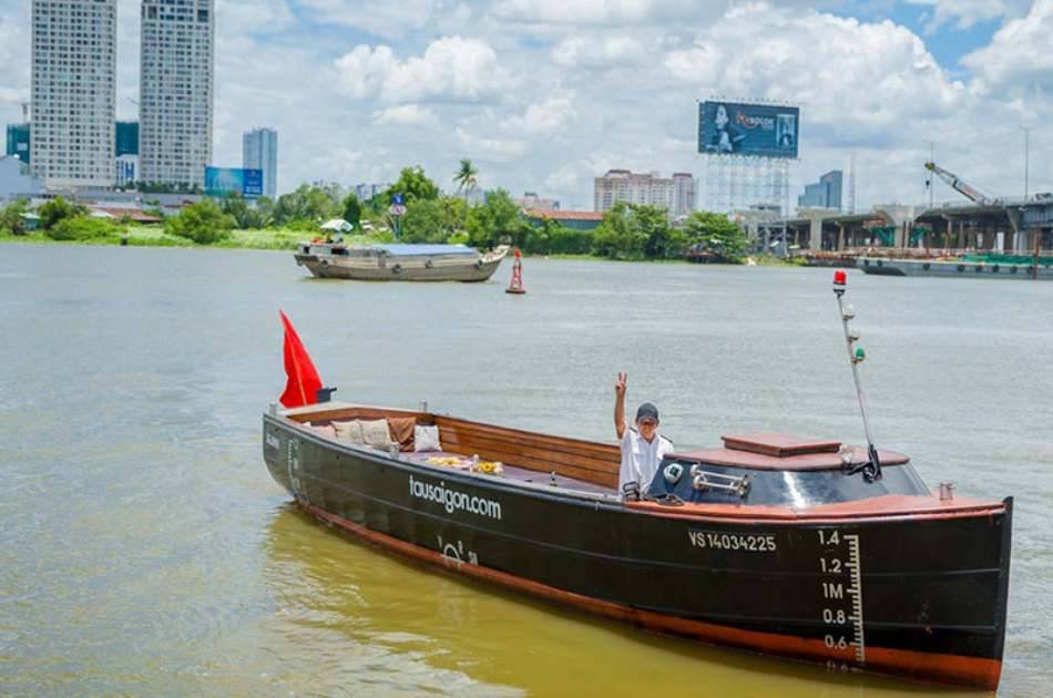 Breakfast Cruise & Walking Tour in Saigon