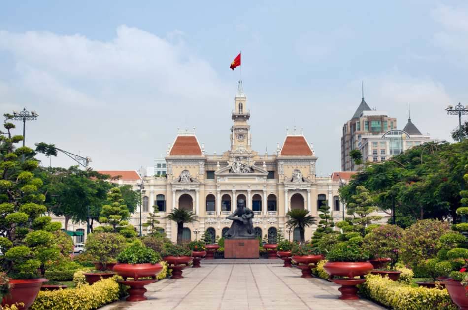 Breakfast Cruise & Walking Tour in Saigon