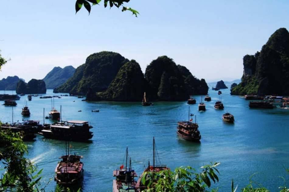Catch a Glimpse of Halong Bay With 4-star Cruise