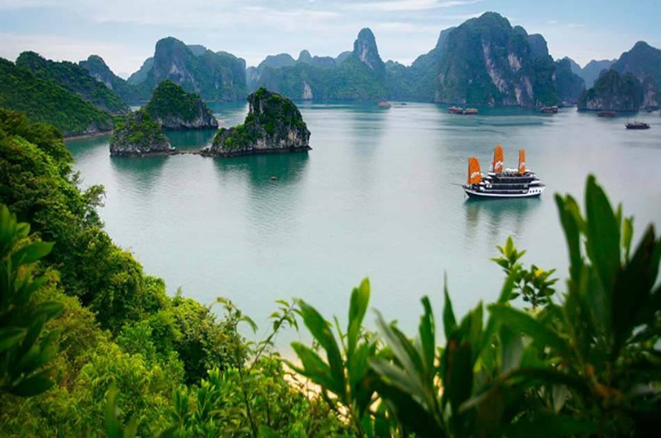 Catch a Glimpse of Halong Bay With 4-star Cruise
