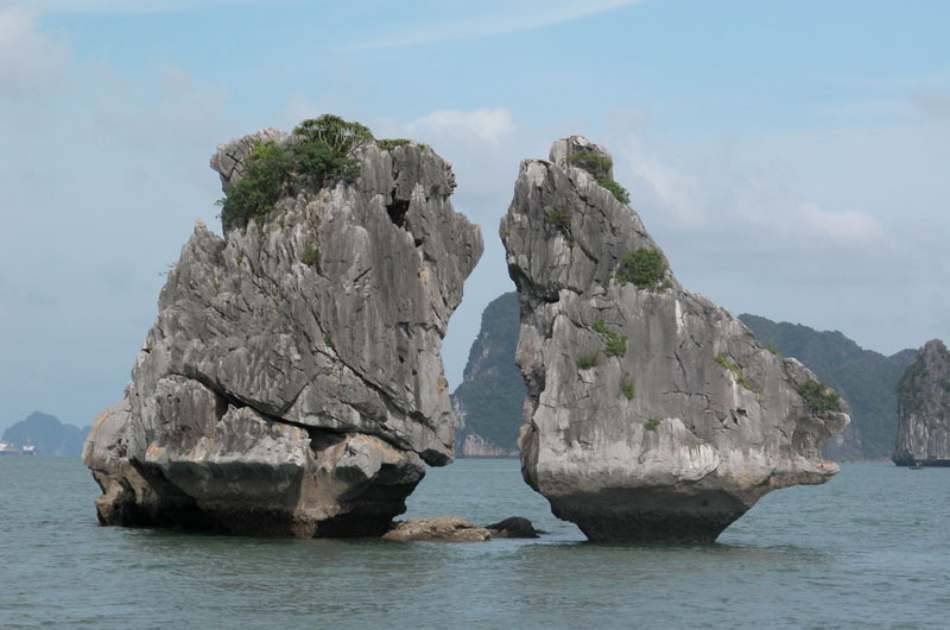 Catch a Glimpse of Halong Bay With 4-star Cruise