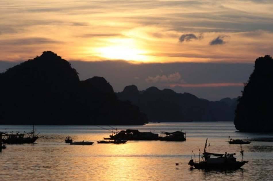 Catch a Glimpse of Halong Bay With 4-star Cruise