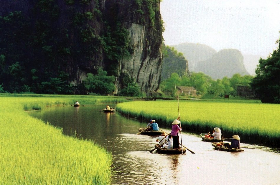 Full Day Deluxe Group Tour of Tour Hoa Lu and Tam Coc